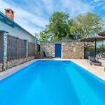 3 Bedroom Cozy In Casa de Férias Sukošan