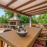 3 Bedroom Cozy In Sukošan