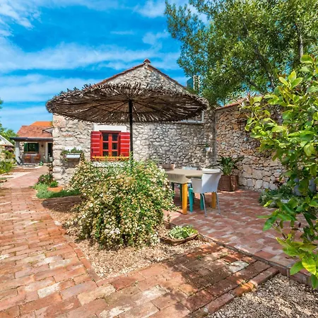 3 Bedroom Cozy In בית נופש Sukošan
