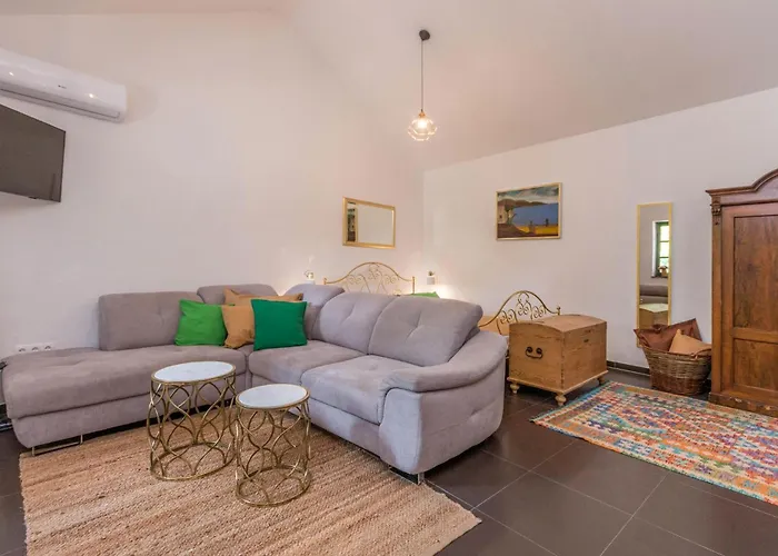 3 Bedroom Cozy In בית נופש