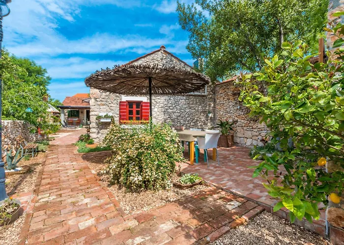 3 Bedroom Cozy In בית נופש Sukošan